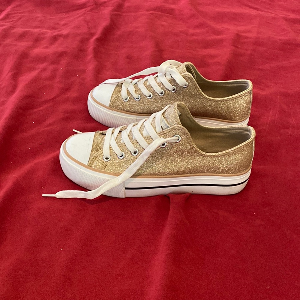 Olivia Miller sparkle gold low tops Size 6